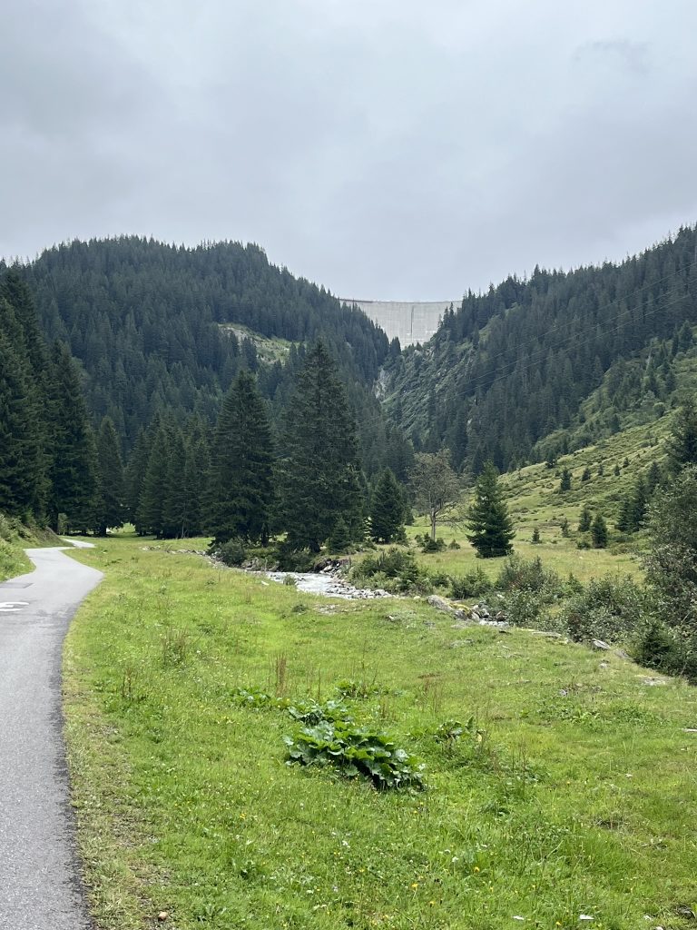 Auffahrt zum Stausee Kops