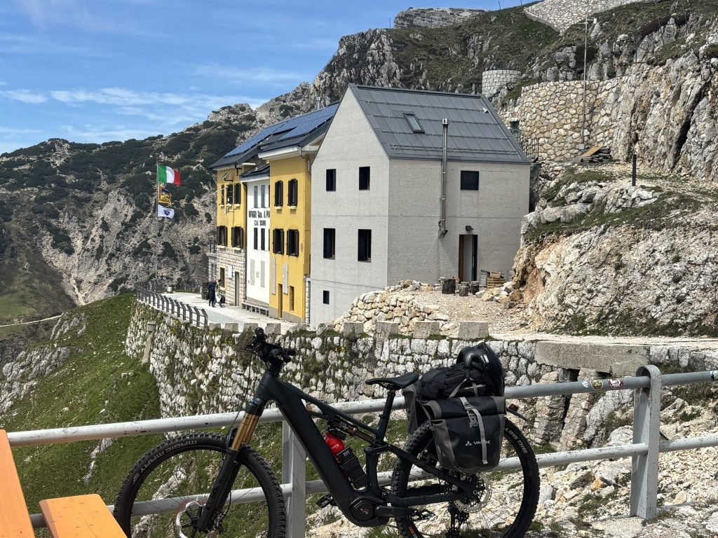 Rifugio Generale A. Papa 1928m